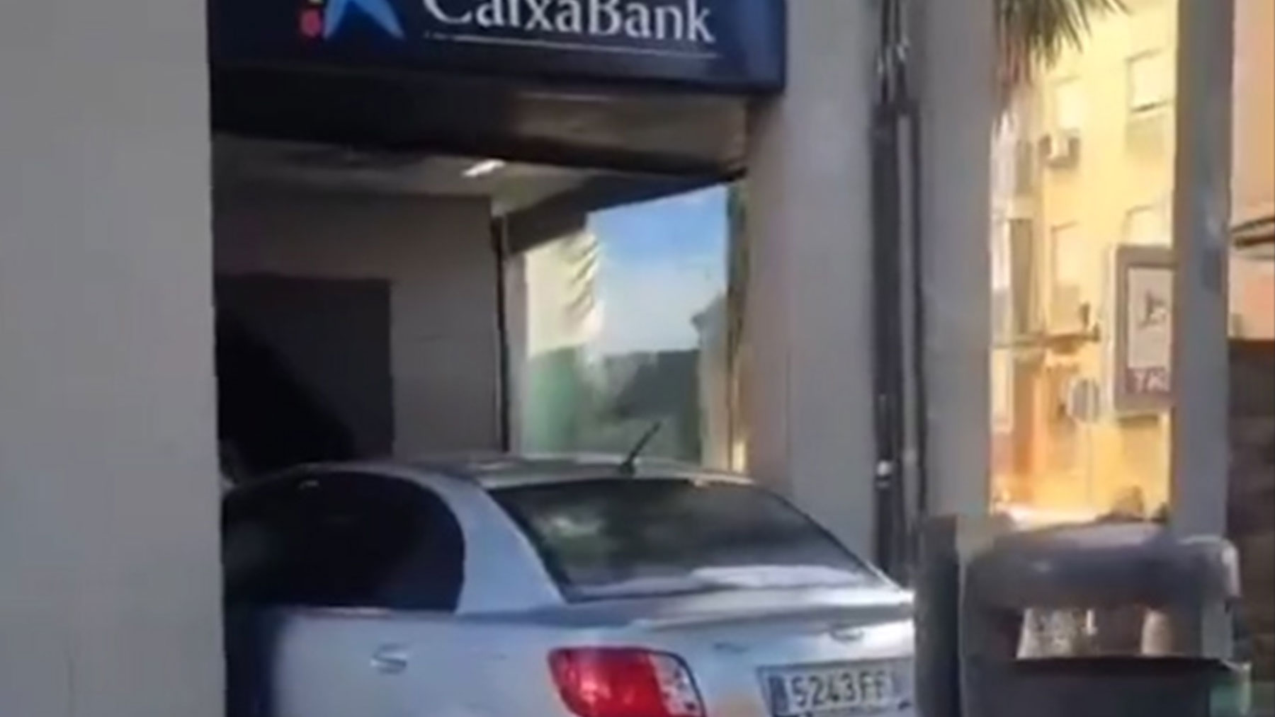 Vídeo grabado por los testigos del momento del asalto de un hombre a un cajero de Málaga