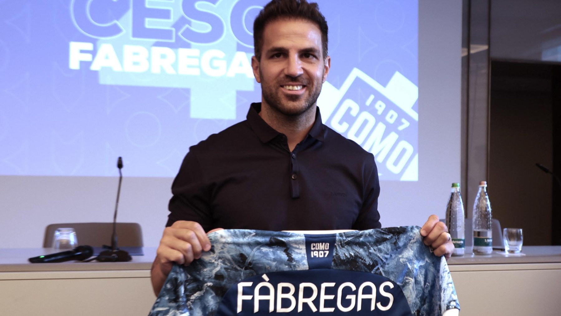 Cesc Fábregas posa con la camiseta del Como 1907. (EFE)