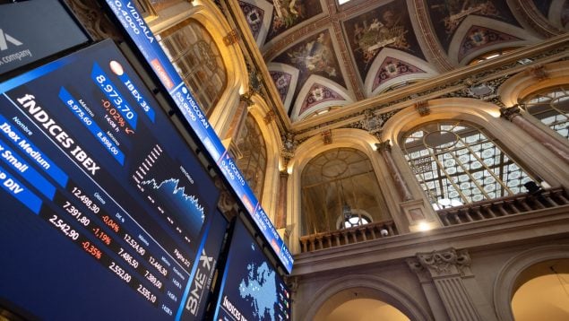 El Ibex 35 cae un 0,55% al cierre pero salva los 12.000 puntos