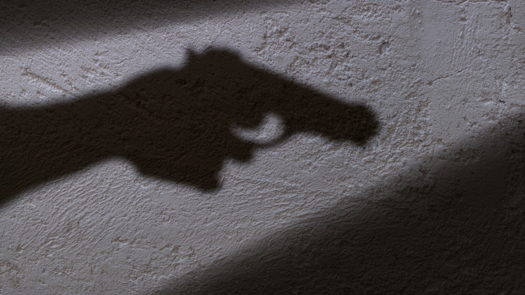 Sombre de una pistola preparada para disparar. (iStock)