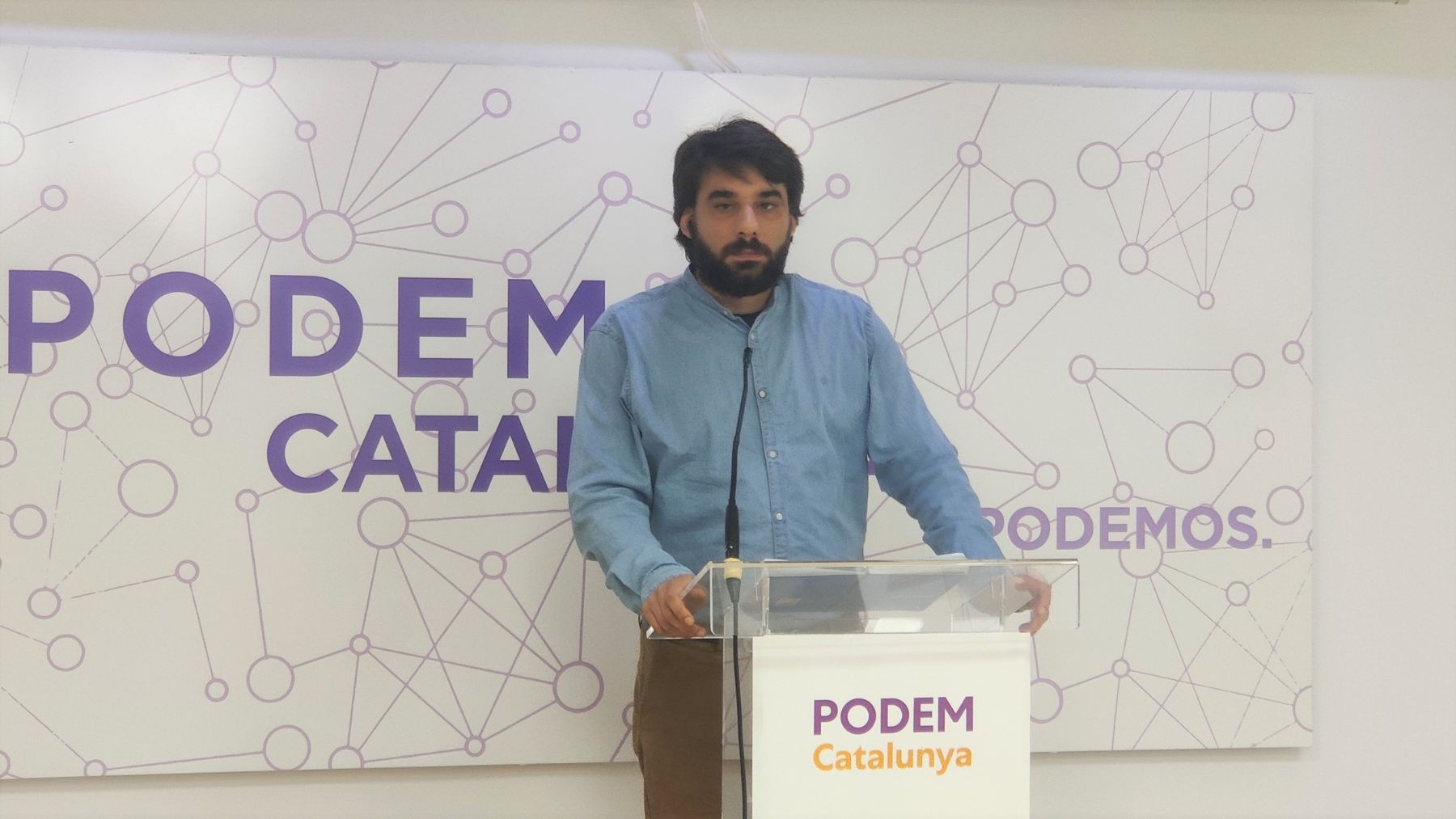Lucas Ferro, habla en un acto de Podemos