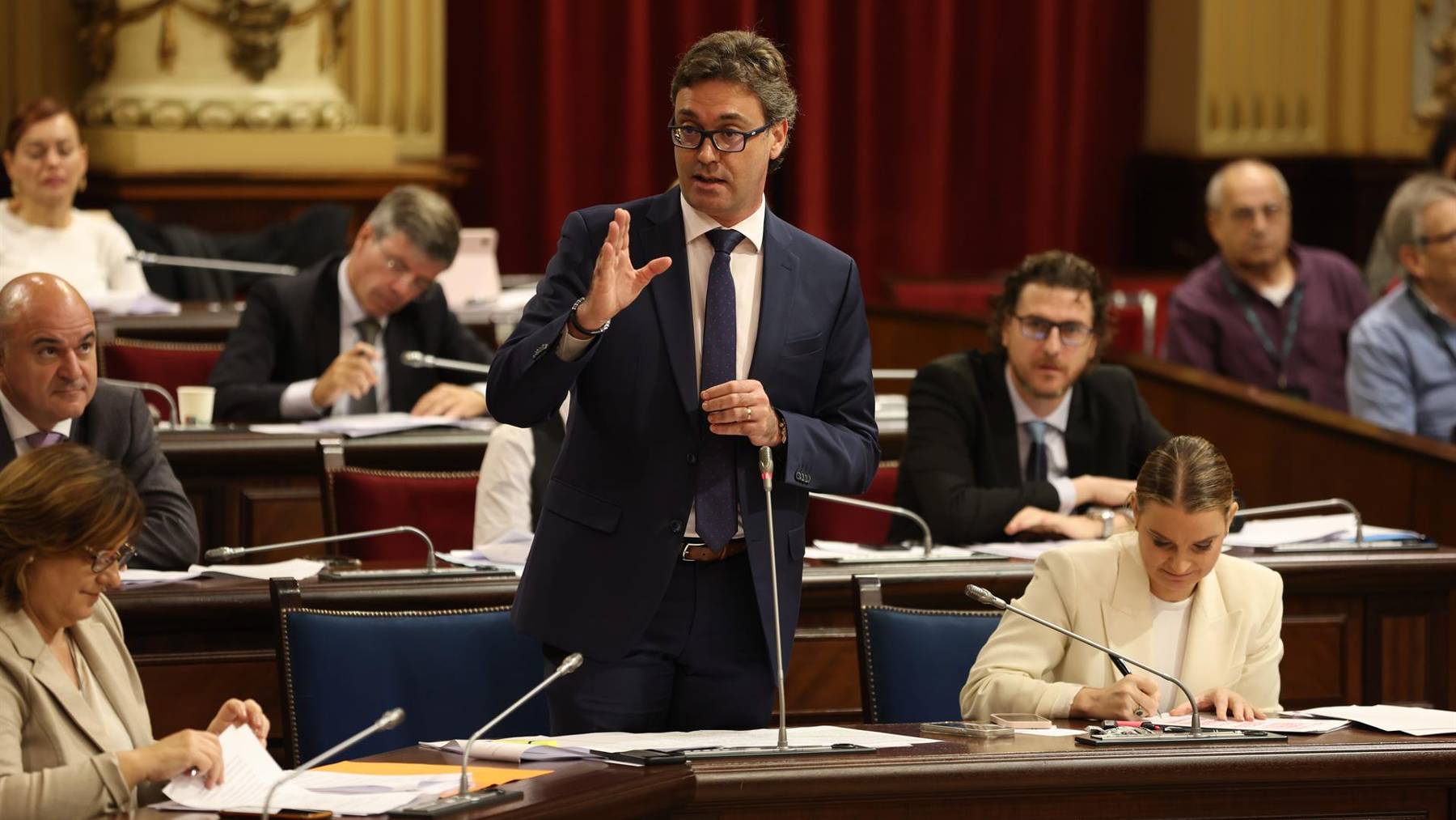 El vicepresidente y conseller de Hacienda, Toni Costa, en el Parlament.