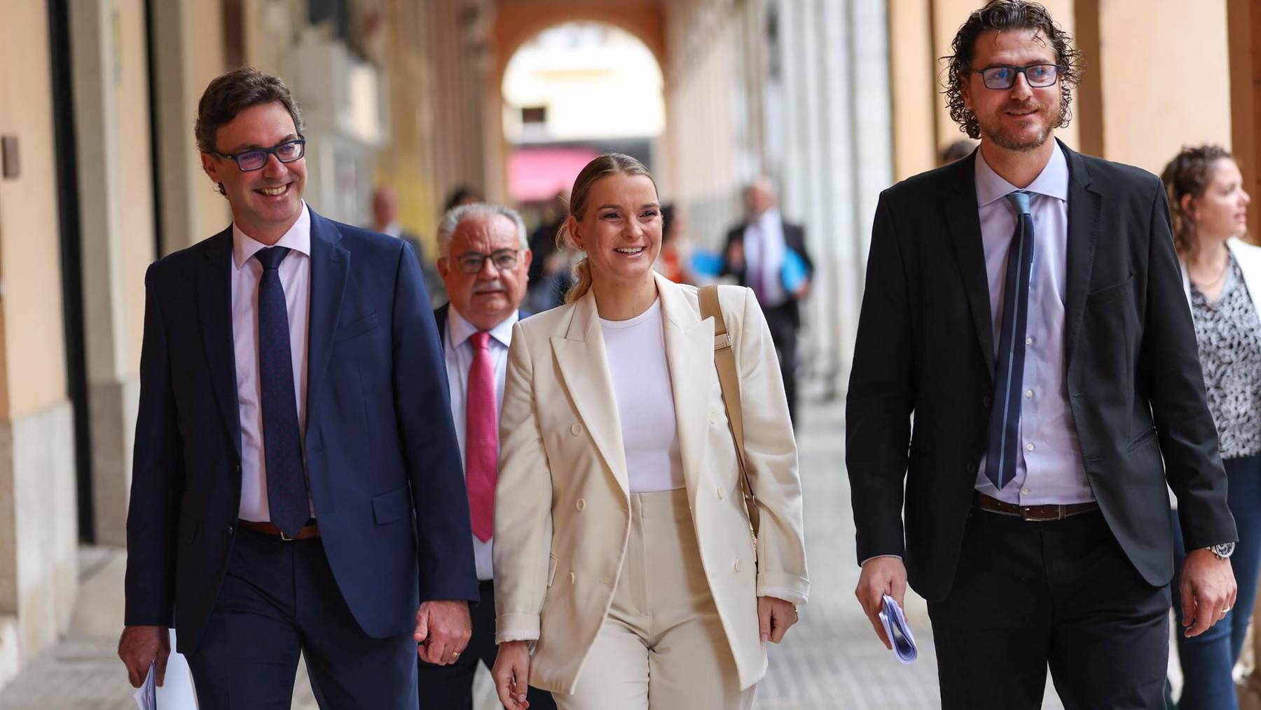 Marga Prohens se dirige al Parlament acompañada por Sebastià Sagreras y Toni Costa.