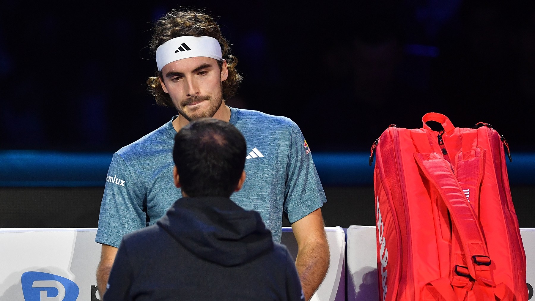 Stefanos Tsitsipas, atendido antes de la retirada de las ATP Finals. (Getty)