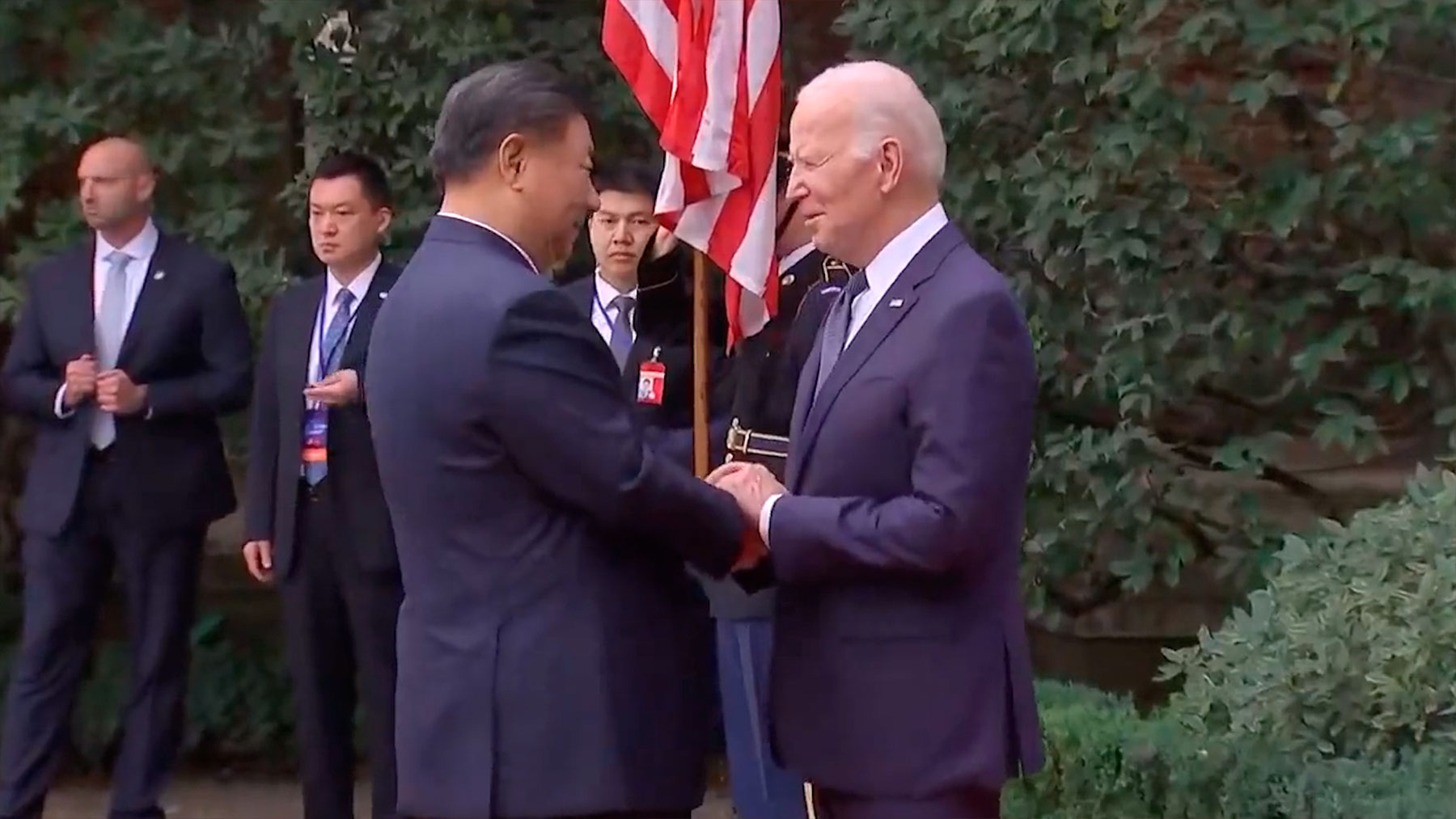 El efusivo apretón de manos entre Joe Biden y Xi Jinping.