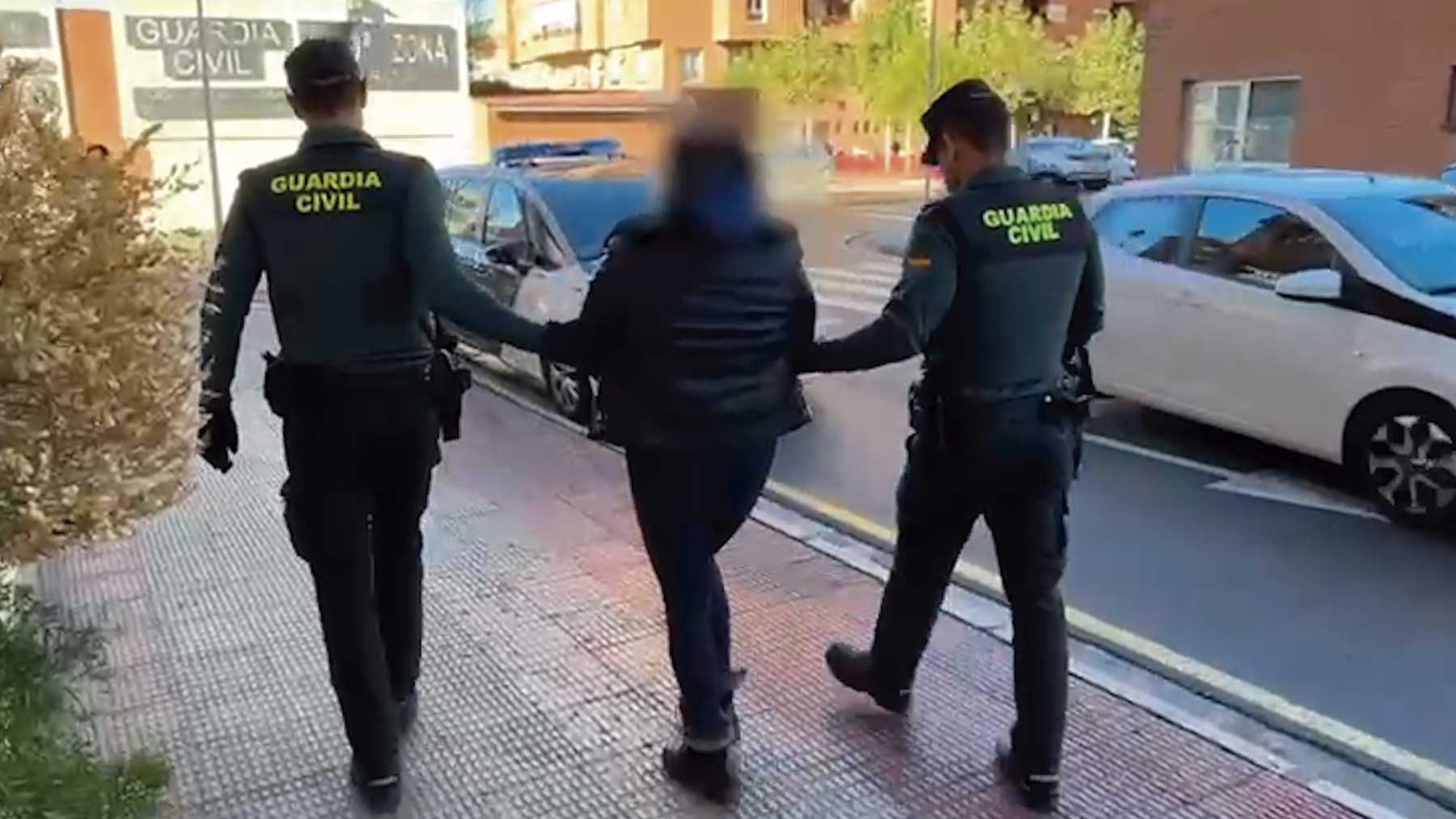 La Guardia Civil detiene a la madre que abandonó durante días a su hijo de 12 años en su domicilio de La Rioja.
