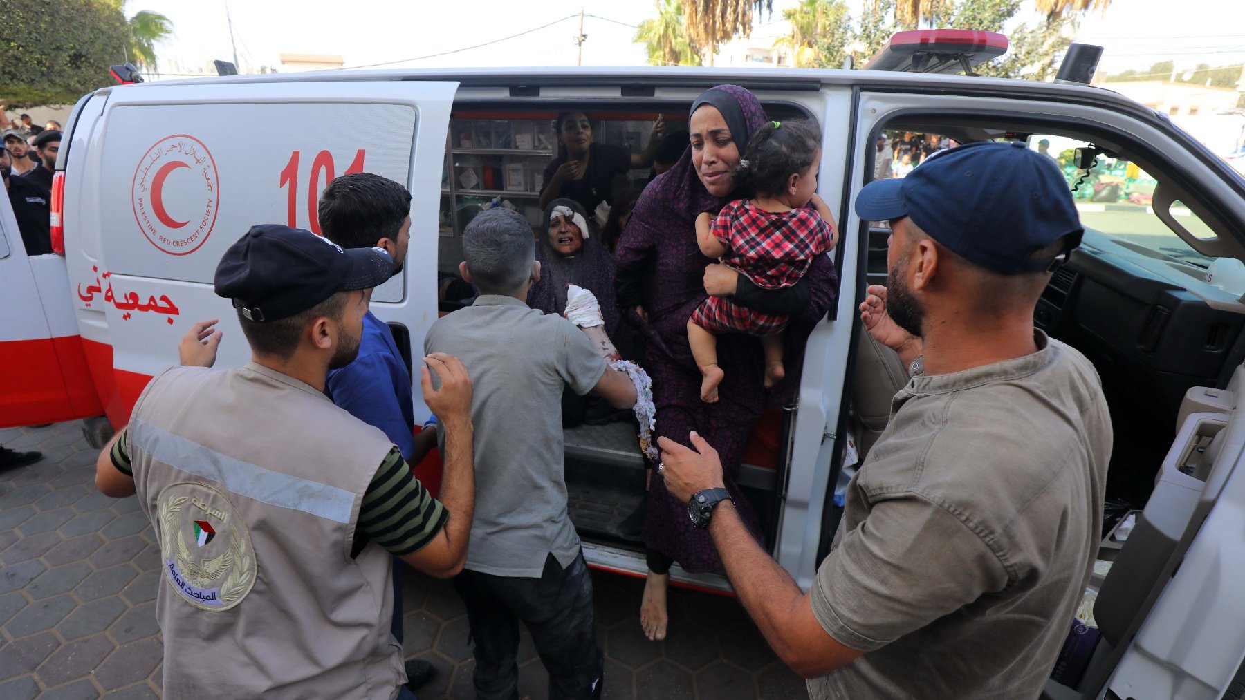 Civiles palestinos trasladados a un hospital. (Foto: Ep)