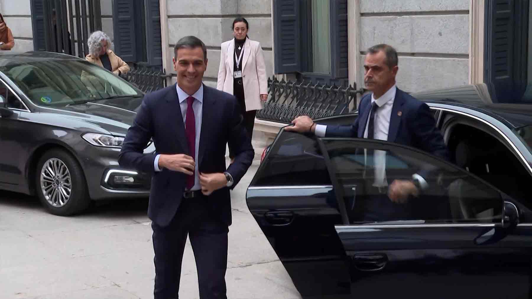 Pedro Sánchez llega al Congreso de los Diputados para el debate de investidura.