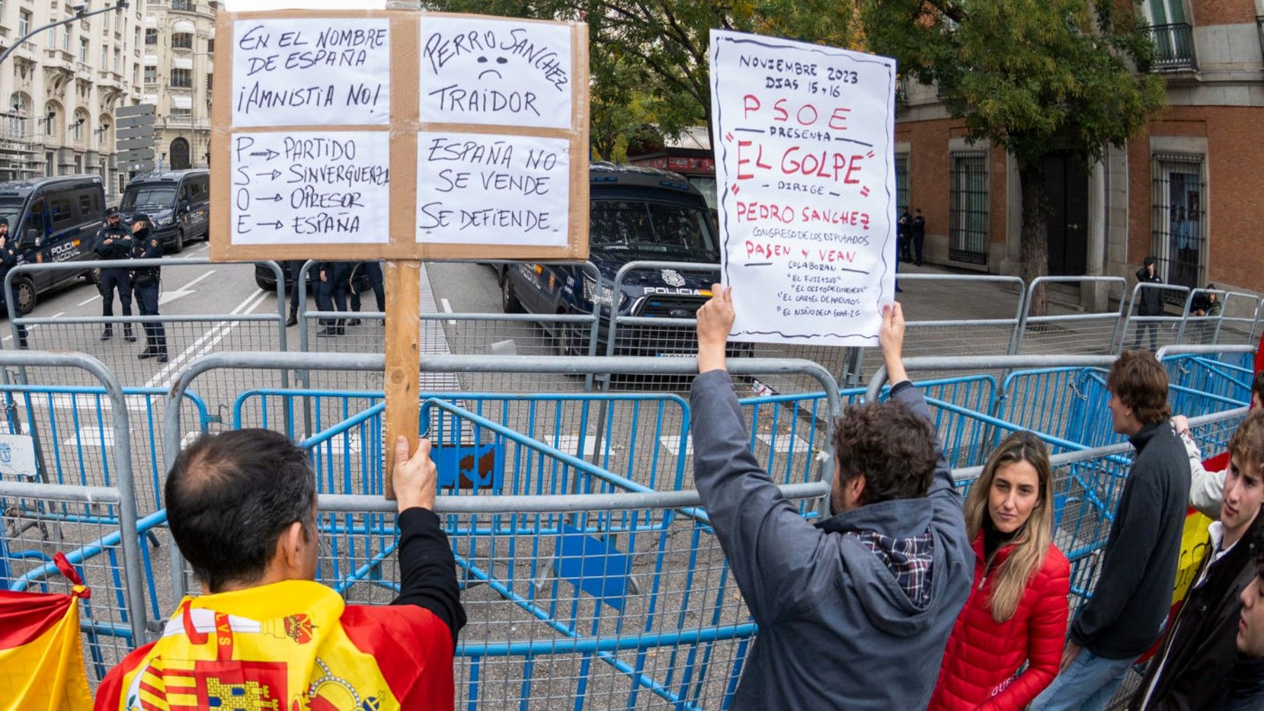 Un gran dispositivo de seguridad ha impedido a los manifestantes acercarse a un Congreso completamente blindado.