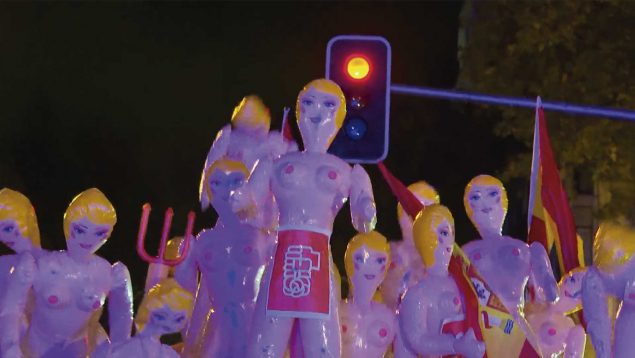 La protesta en Ferraz se llena de muñecas hinchables: ¡No es una sede, es  un puticlub!