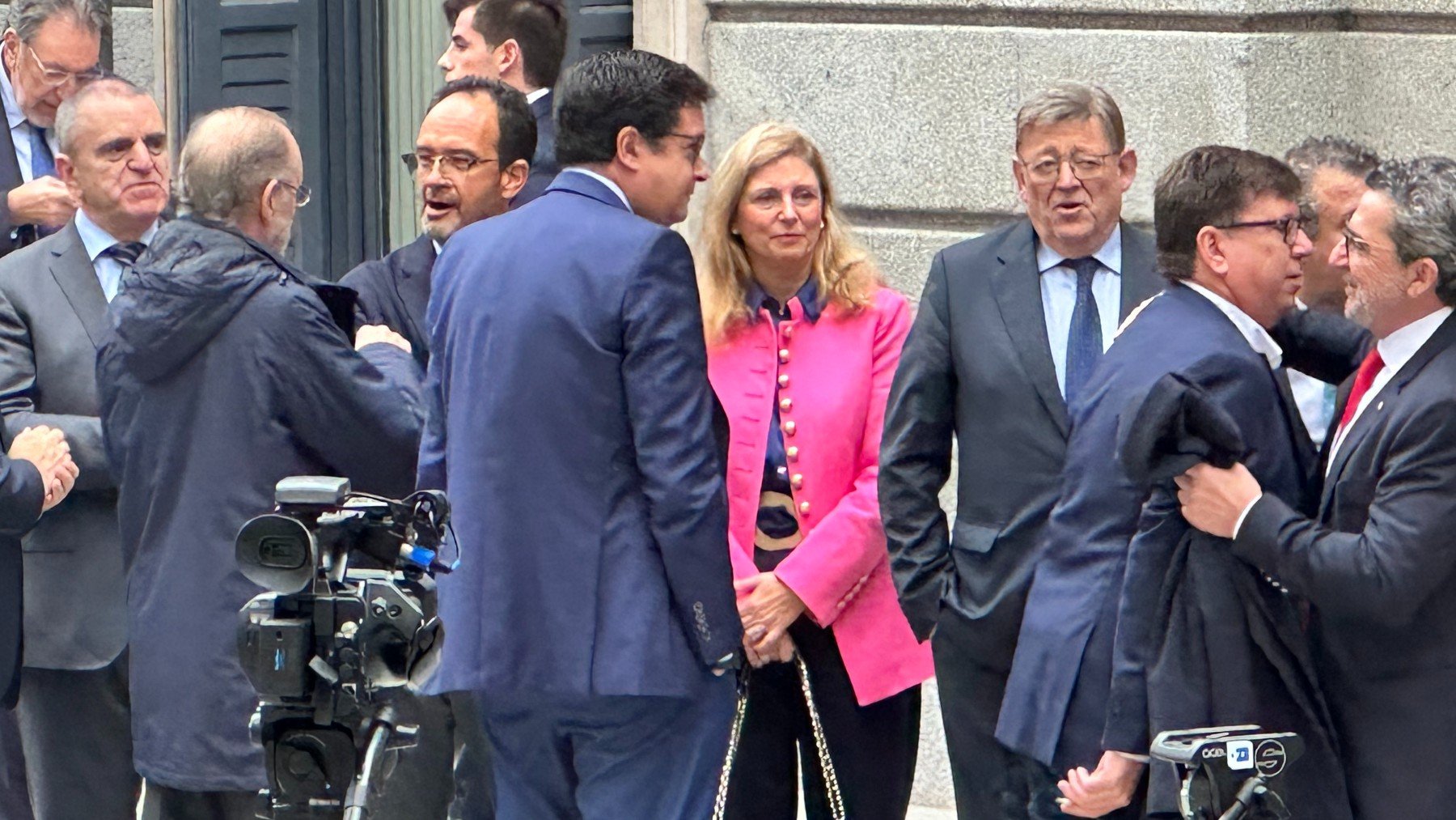 Ximo Puig, este miércoles, hablando con el jefe de gabinete de Sánchez en el patio del Congreso. Foto: Joan Guirado