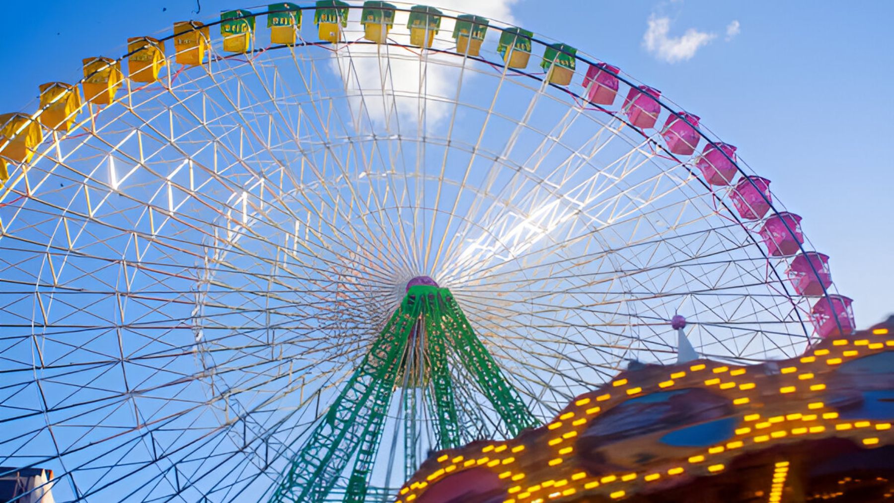 Noria de un parque de atracciones.