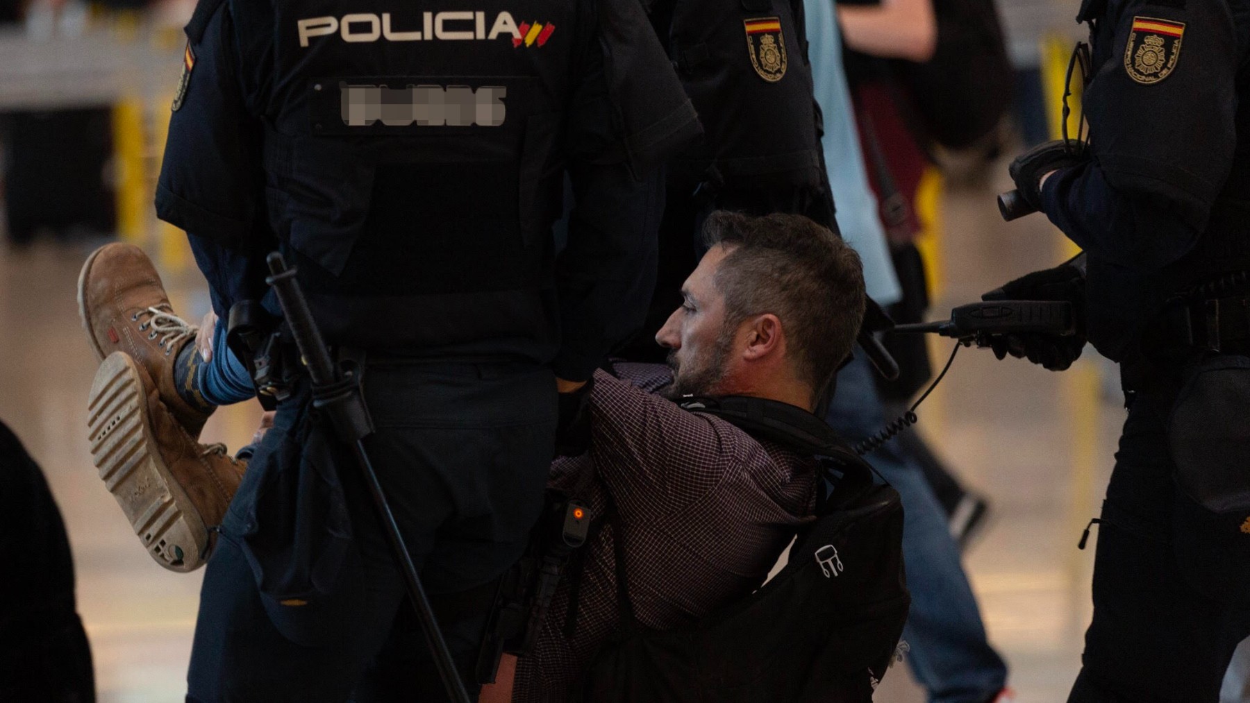 Policías mueven a un CDR ocupante de El Prat en 2019. (Foto: EP)