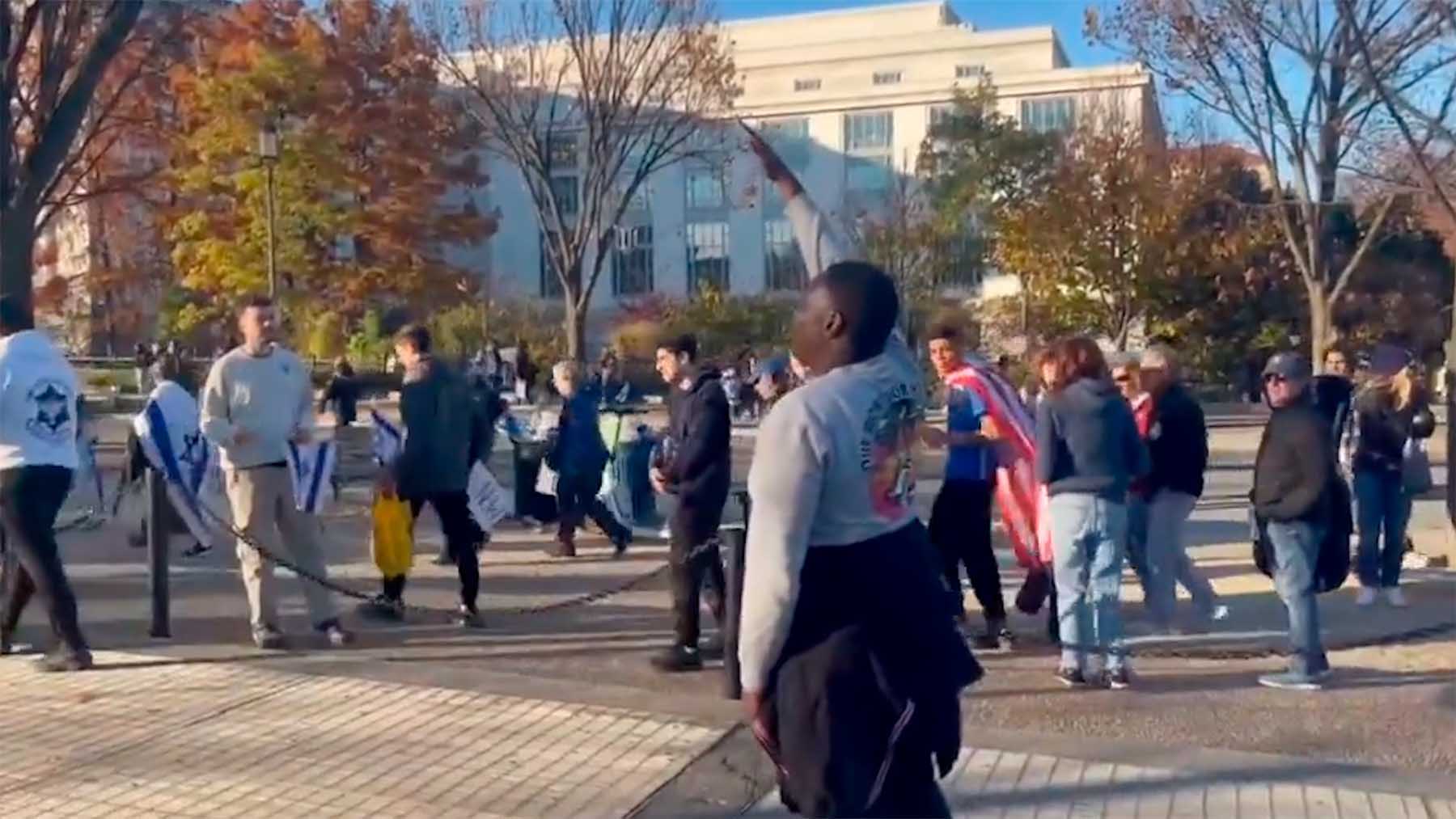 Hombre negro haciendo el saludo nazi