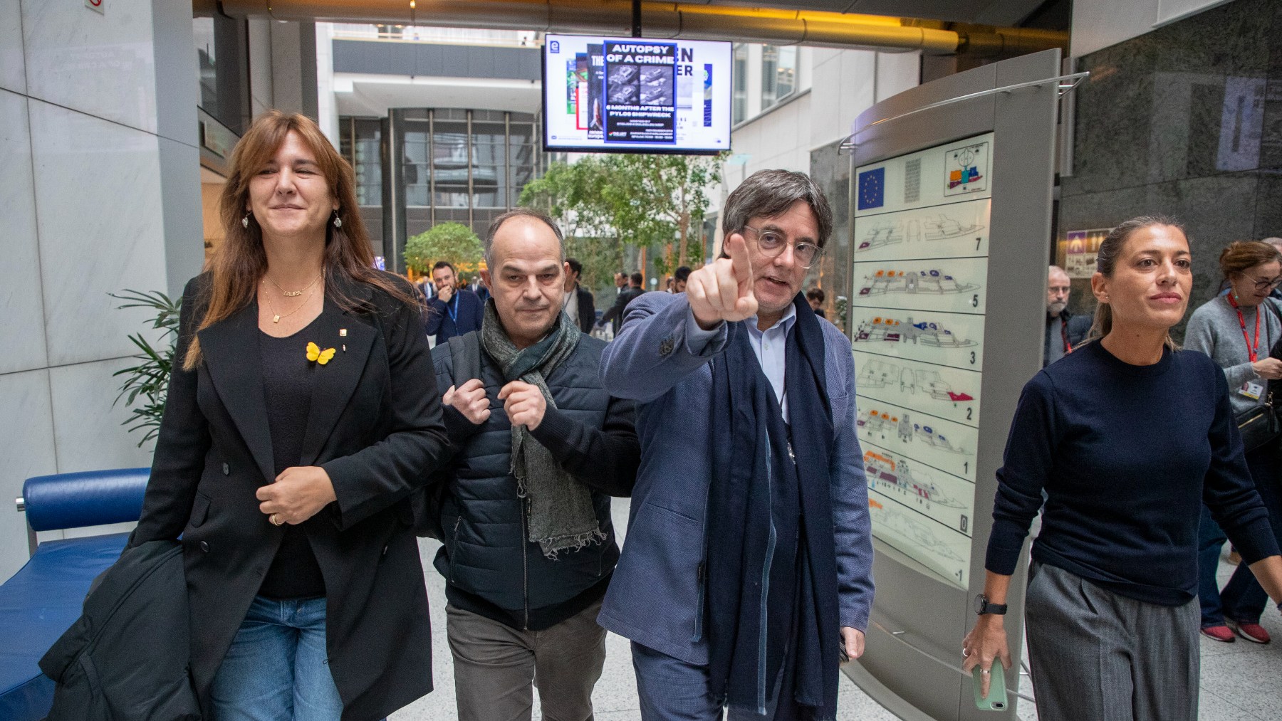 Puigdemont y sus colaboradores en el Parlamento europeo. (Foto: EP)