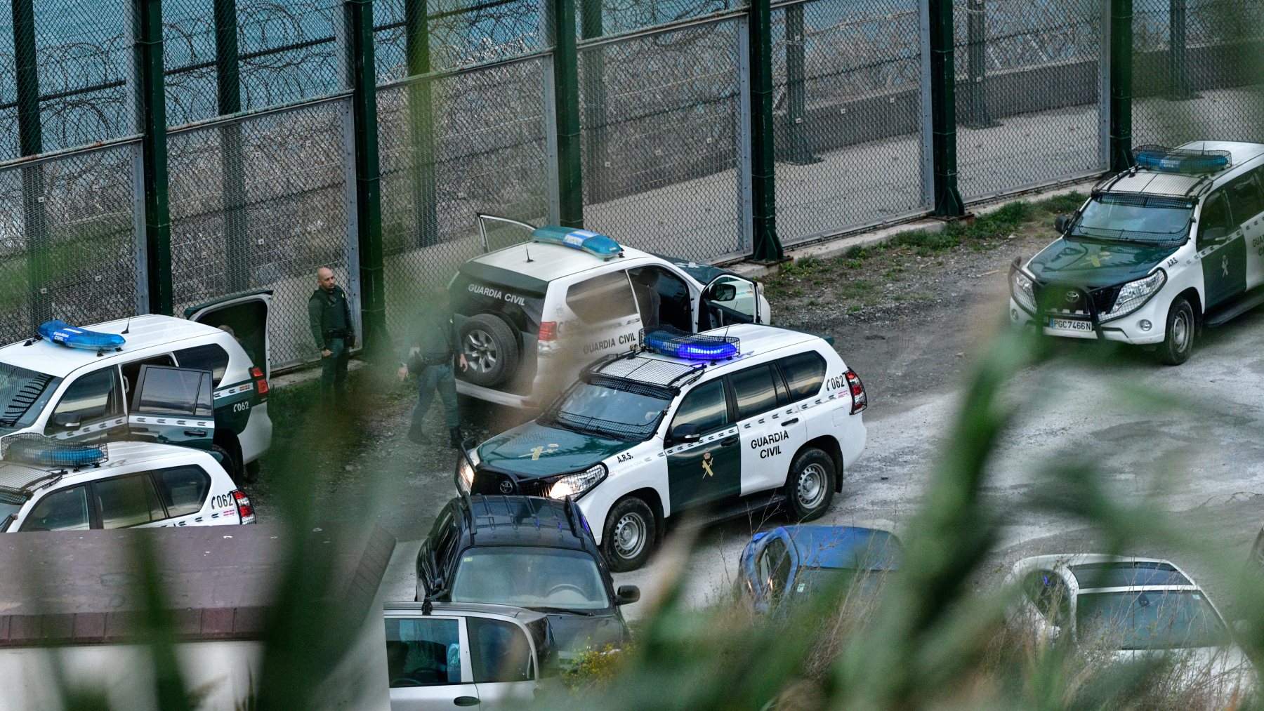 Vehículos de la Guardia Civil desplegados en Ceuta, en el paso fronterizo de la barriada de Benzú (EUROPA PRESS).
