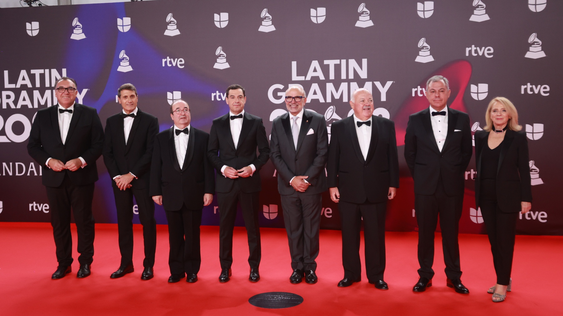 Moreno, en el centro de la foto de familia con el resto de autoridades en los Grammy Latinos en Sevilla (EUROPA PRESS).