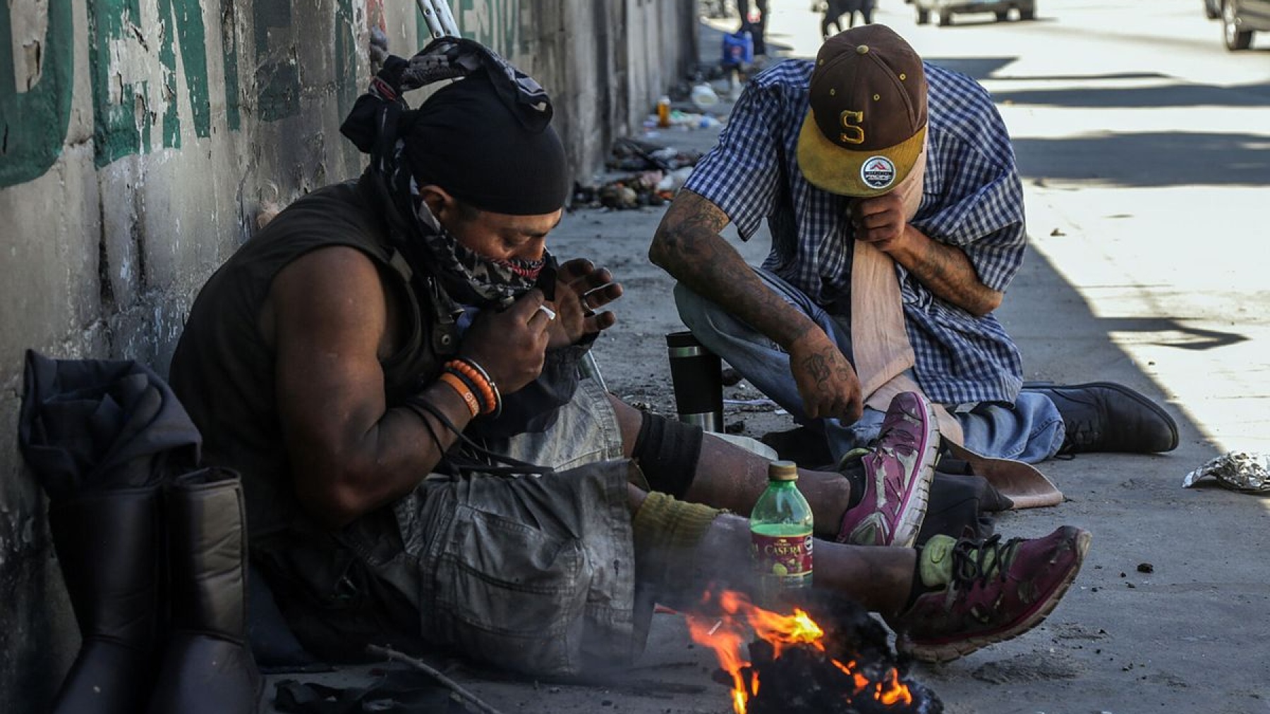 Personas en situación de calle consumiendo drogas en Tijuana, México (EFE).