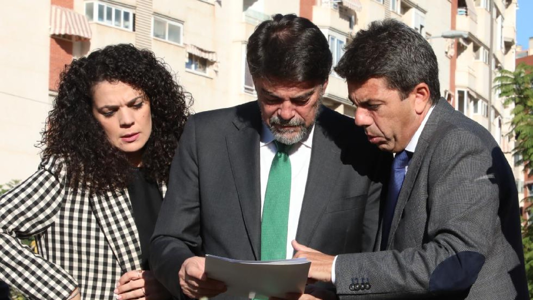 Carlos Mazón, con el alcalde de Alicante Luis Barcala y la edil Cristina Cutanda, este viernes, en Alicante.