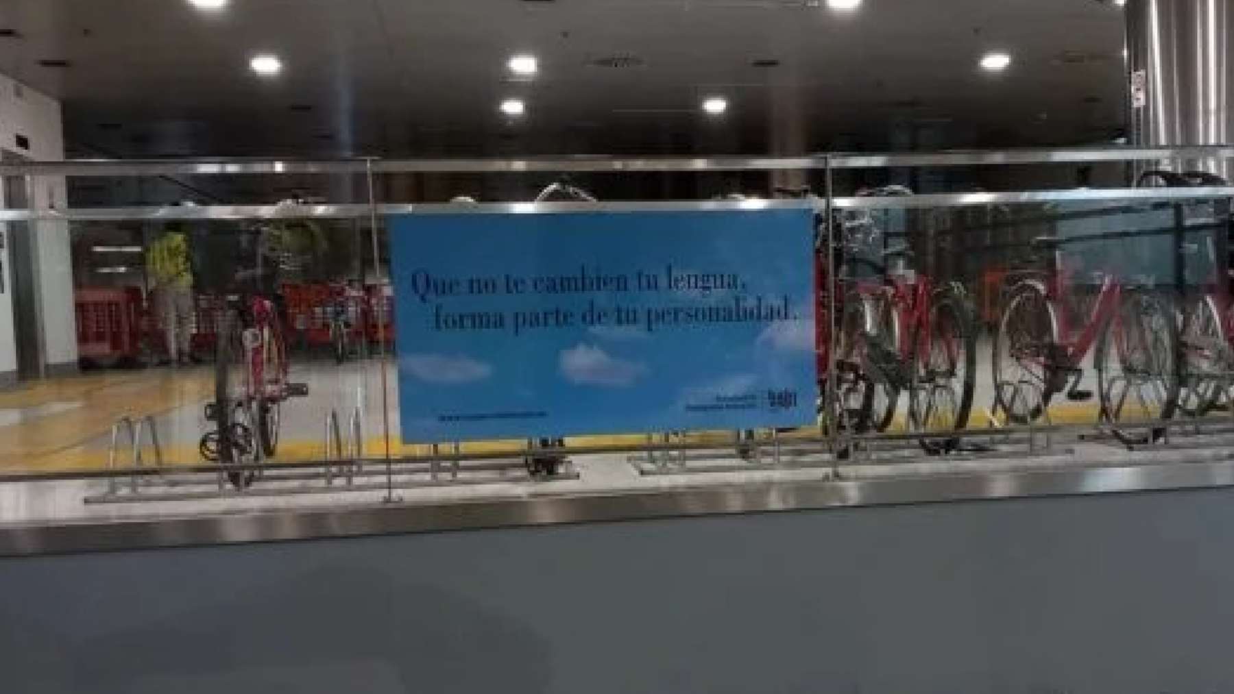 Imagen del vinilo publicitario de Hablamos Español en la Estación Intermodal de Palma.