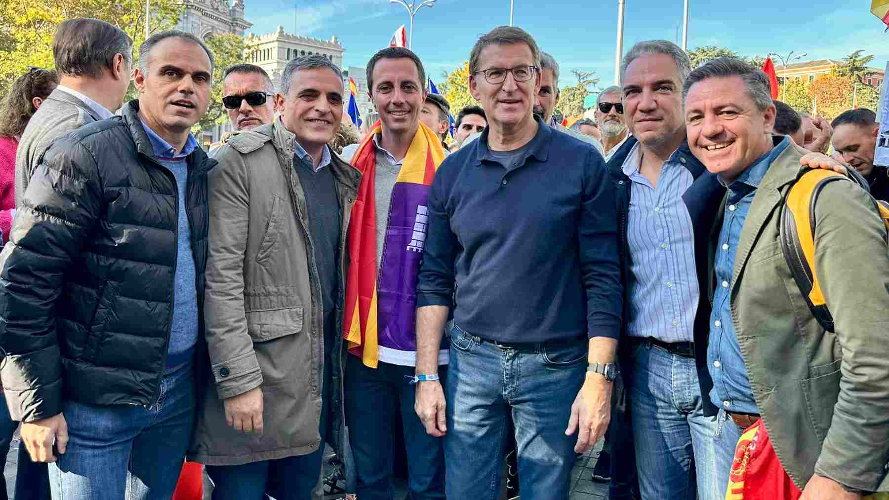 Integrantes de la delegación del PP balear con Feijóo en la manifestación celebrada en Madrid.