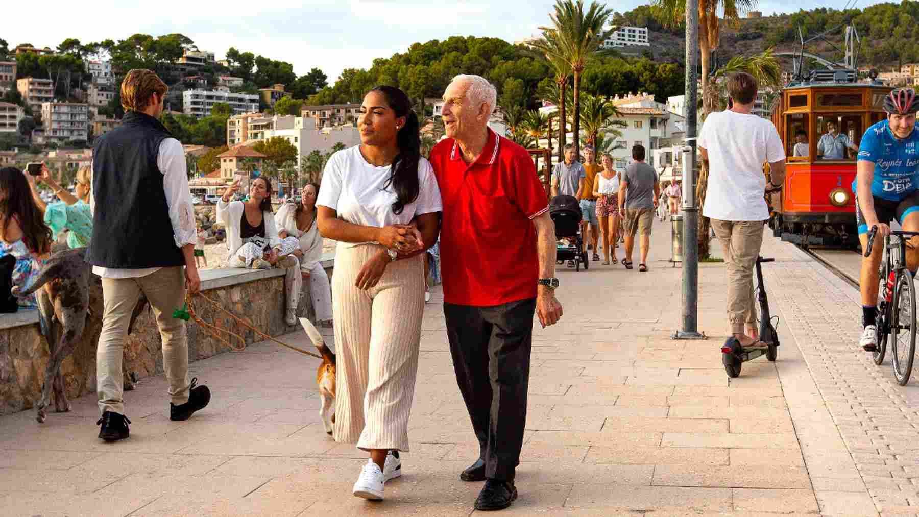 Profesional y usuario del servicio de atención a domicilio del Consell de Mallorca.