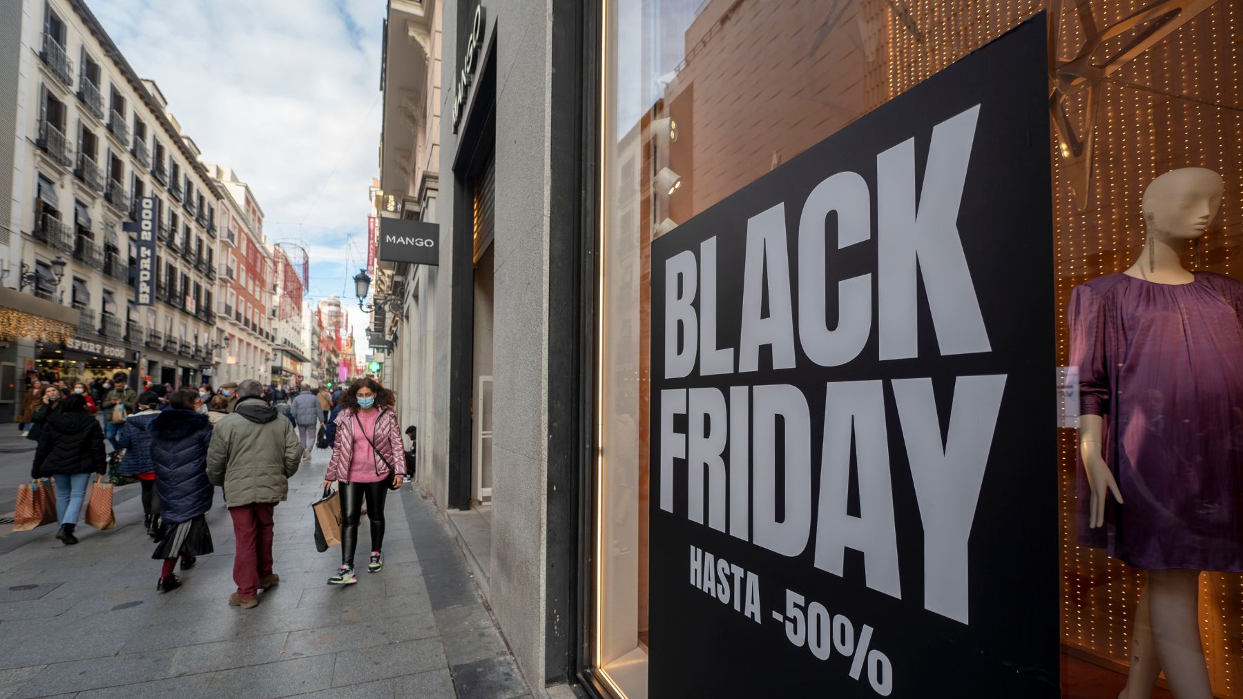 Un cartel publicitario anuncia rebajas con motivo del Black Friday