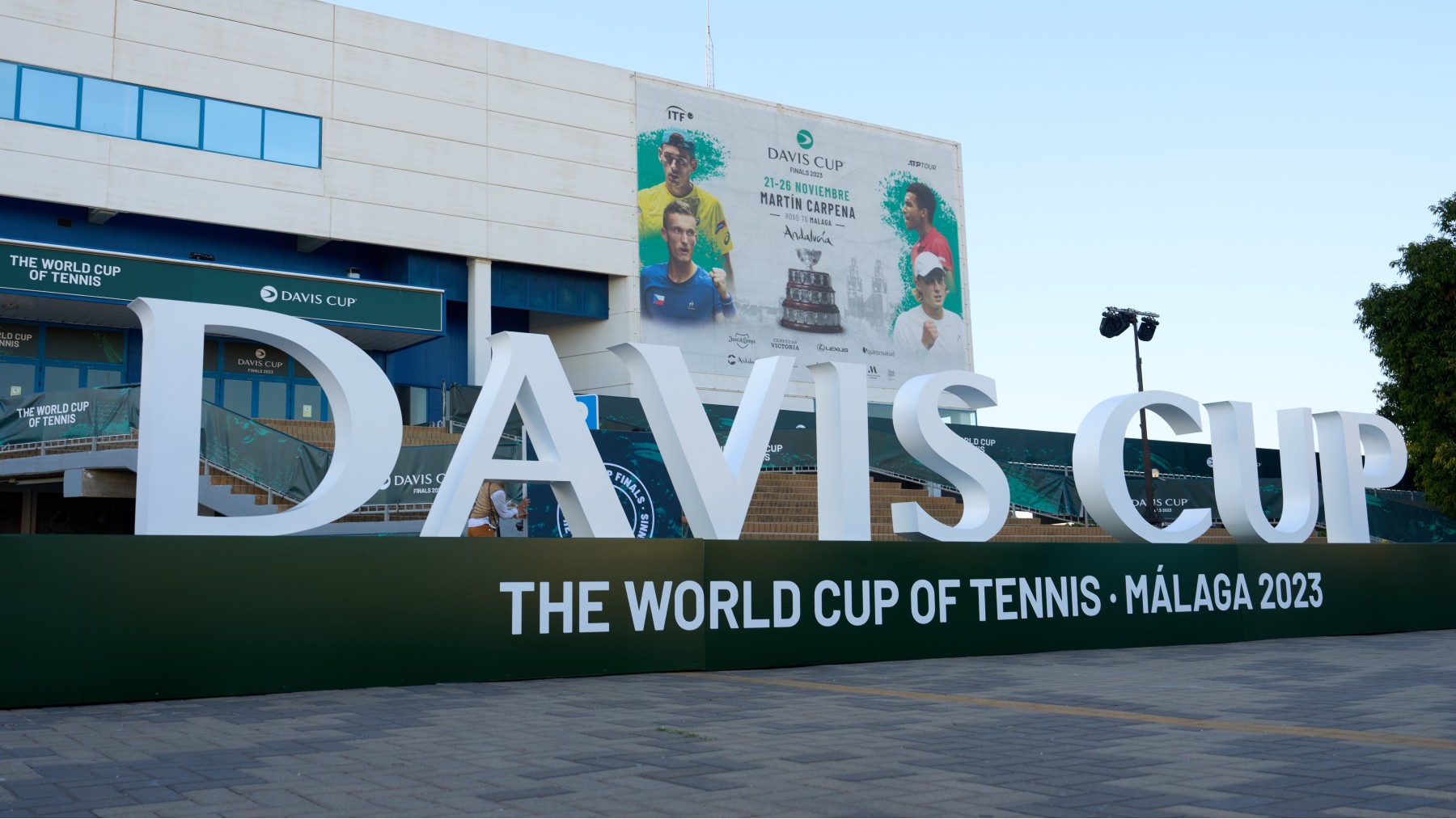 Cartel promocional en una de las entradas de la Copa Davis 2023. (Getty)