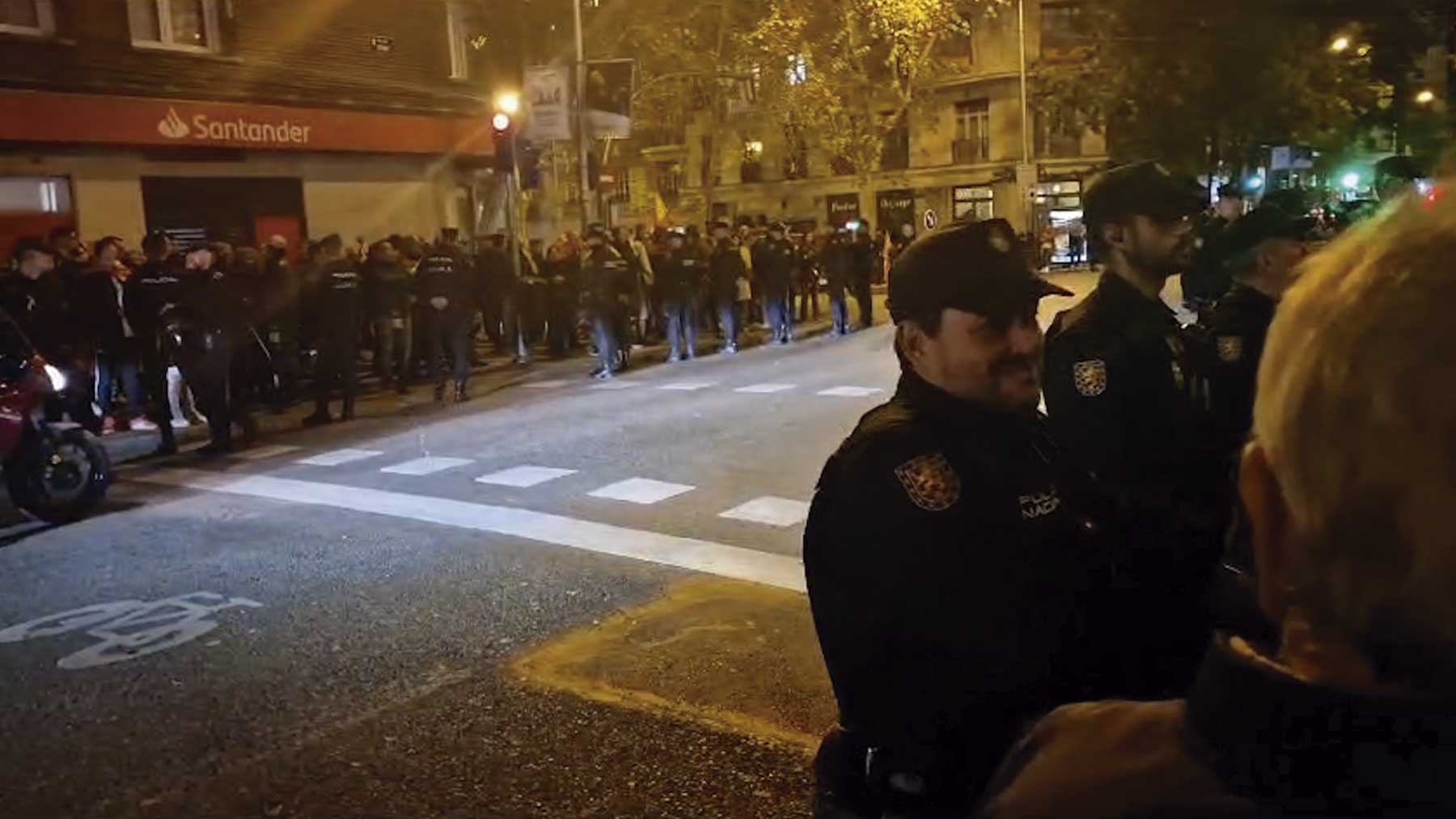 Los policías impiden a los manifestantes de Ferraz que bajan de las aceras