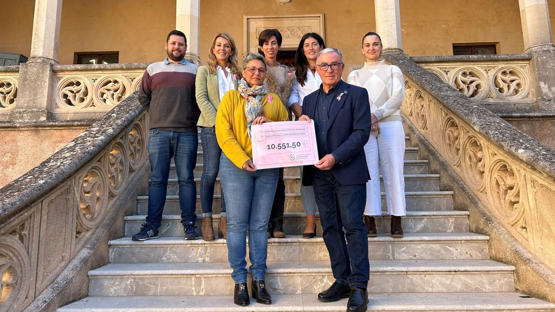 El Ayuntamiento de Andratx hace entrega del cheque de 10.551,50 euros a la AECC Baleares.