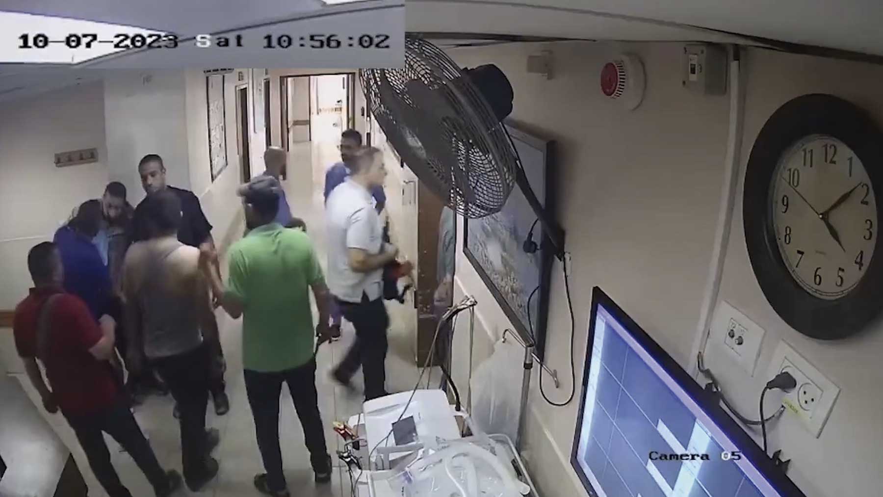 Terroristas de Hamás trasladan a rehenes por el hospital gazatí de Al Shifa.