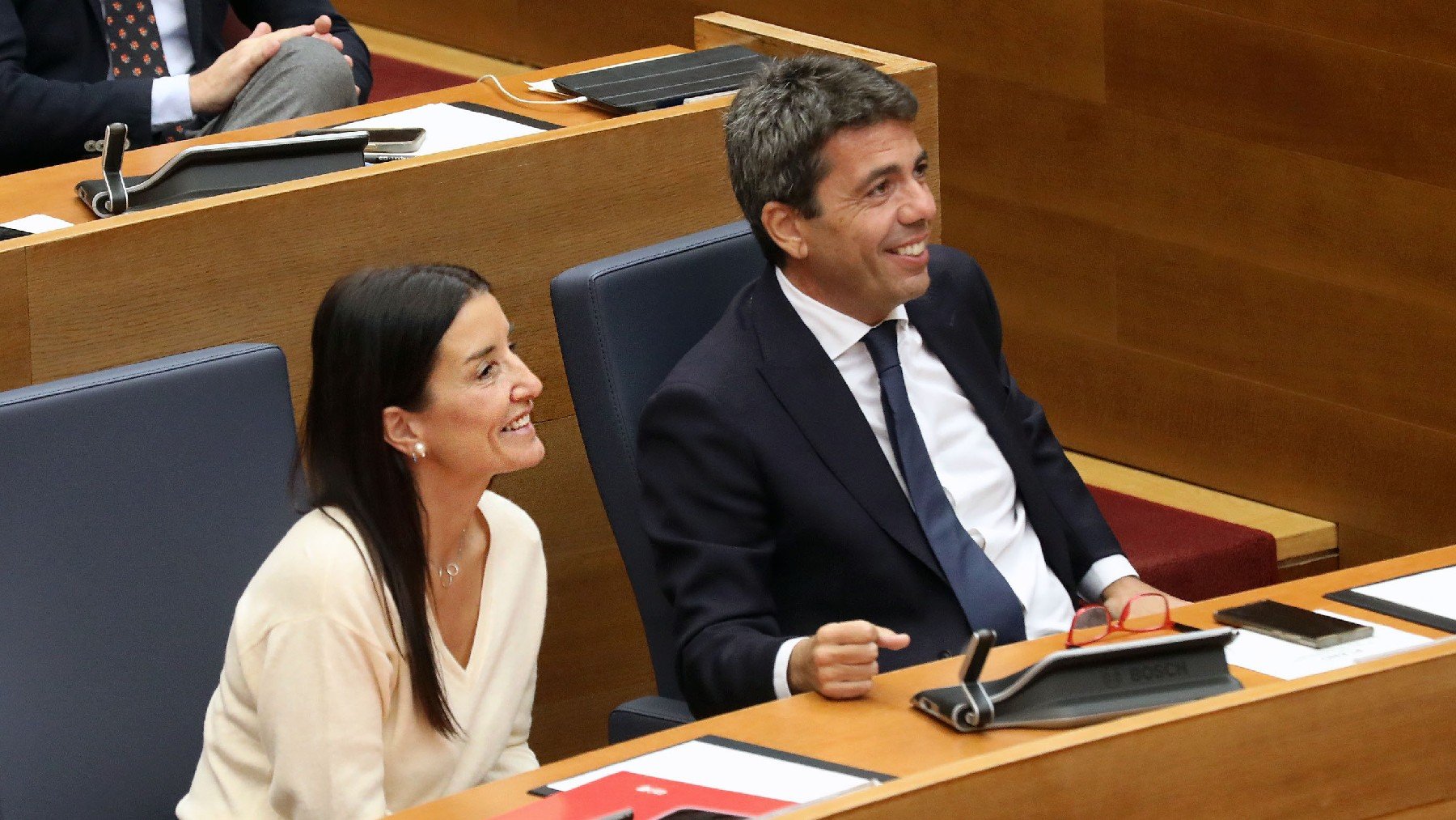 Mazón, este unes, en las Cortes Valencianas con la consejera de Hacienda y portavoz del Gobierno Ruth Merino.
