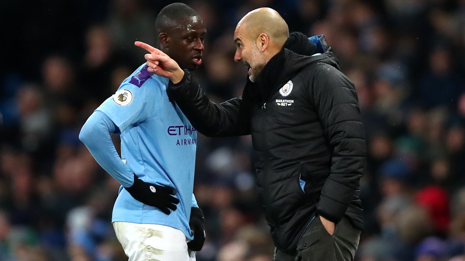 Pep Guardiola da indicaciones a Benjamin Mendy. (Getty)