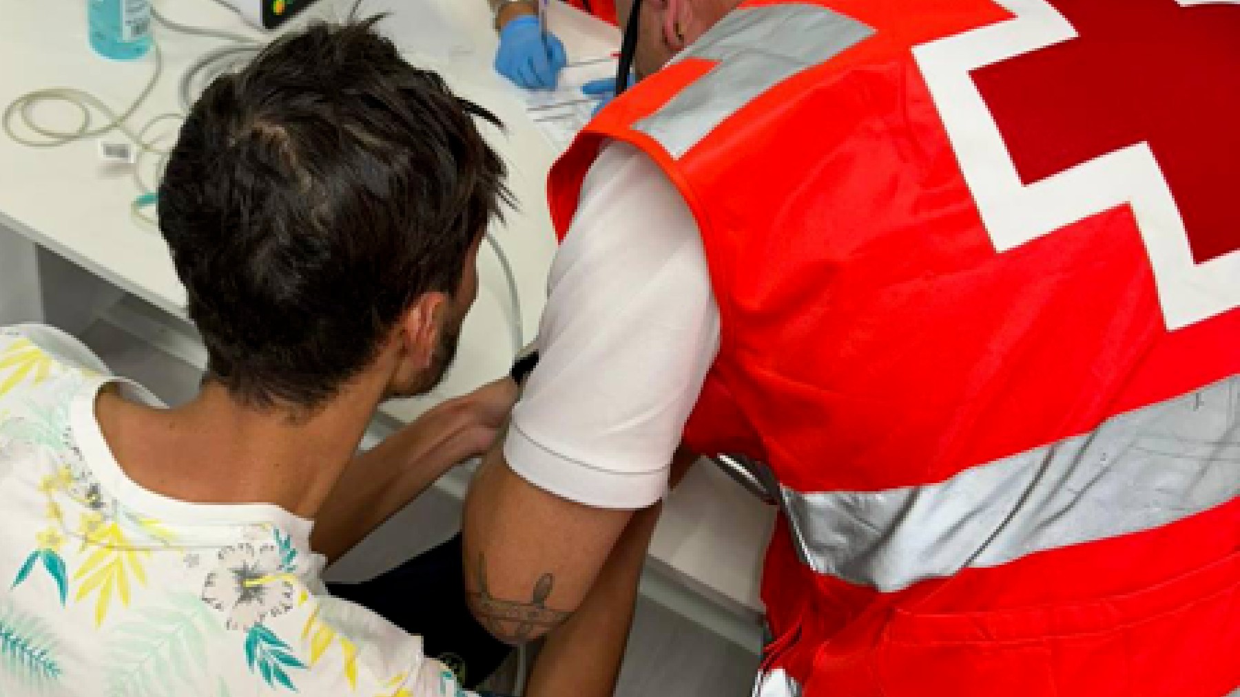 Un miembro de Cruz Roja al cuidado de uno de los inmigrantes llegados a Torrevieja.