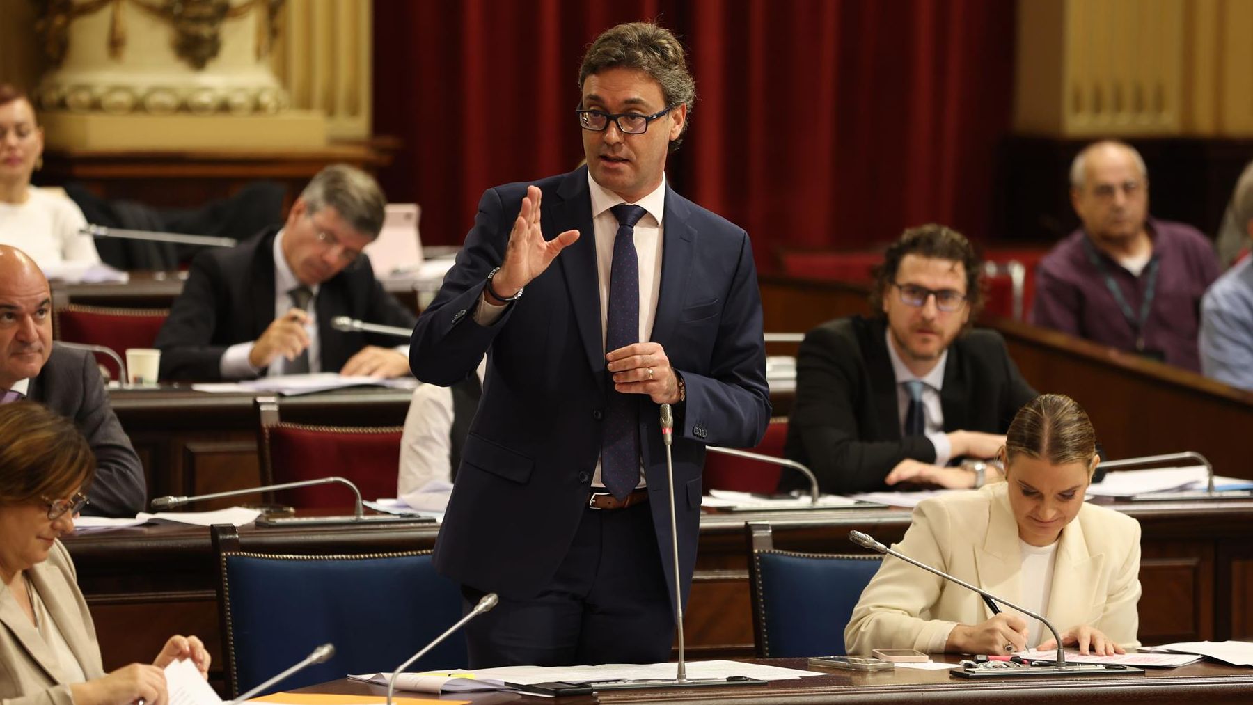 Antoni Costa defiende el proyecto de presupuestos en el Parlament junto a Marga Prohens.