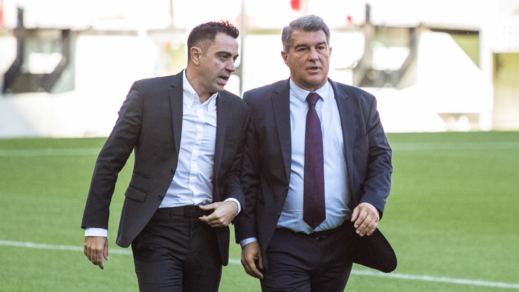 Xavi Hernández y Joan Laporta. (Europa Press)