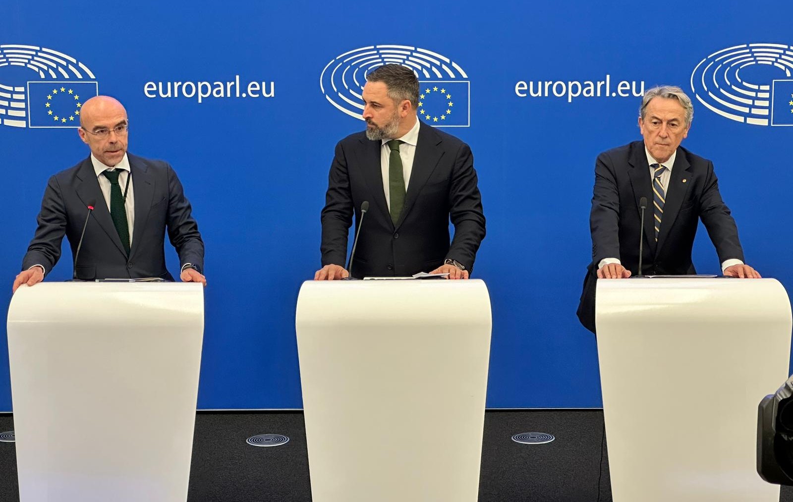 Abascal, junto a Buxadé y Terstch, en el Parlamento Europeo. Foto: Joan Guirado