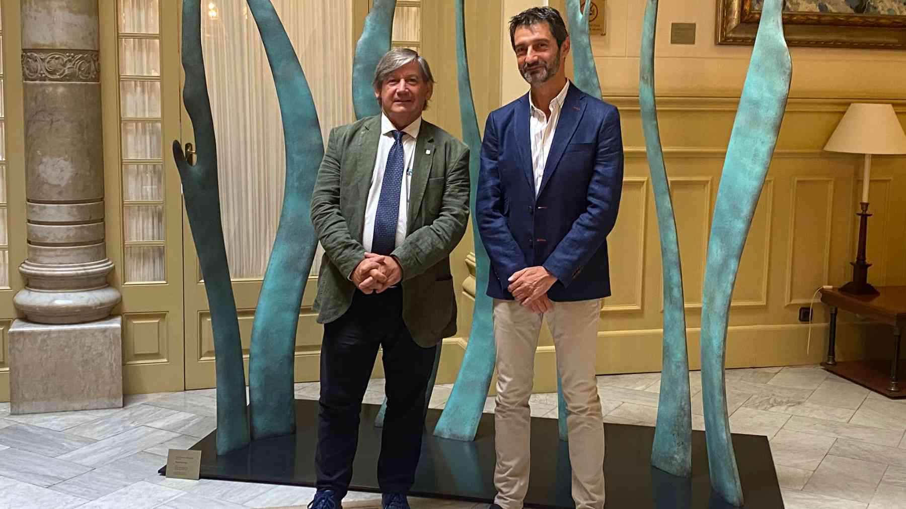 El aún director de la Oficina Anticorrpción de Baleares Cristóbal Milán, con el ex presidente socialista del Parlament, Vicenç Thomàs.