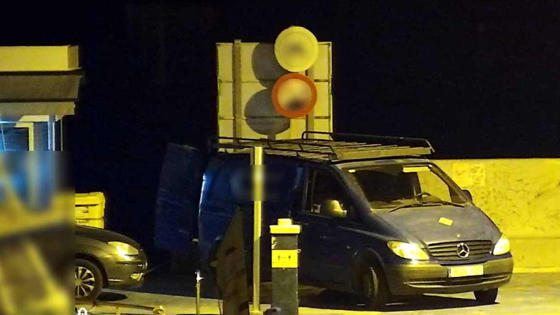 Imágenes de las cámaras de videovigilancia de la gasolinera que ayudaron a la Guardia Civil ha detener a los estafadores.