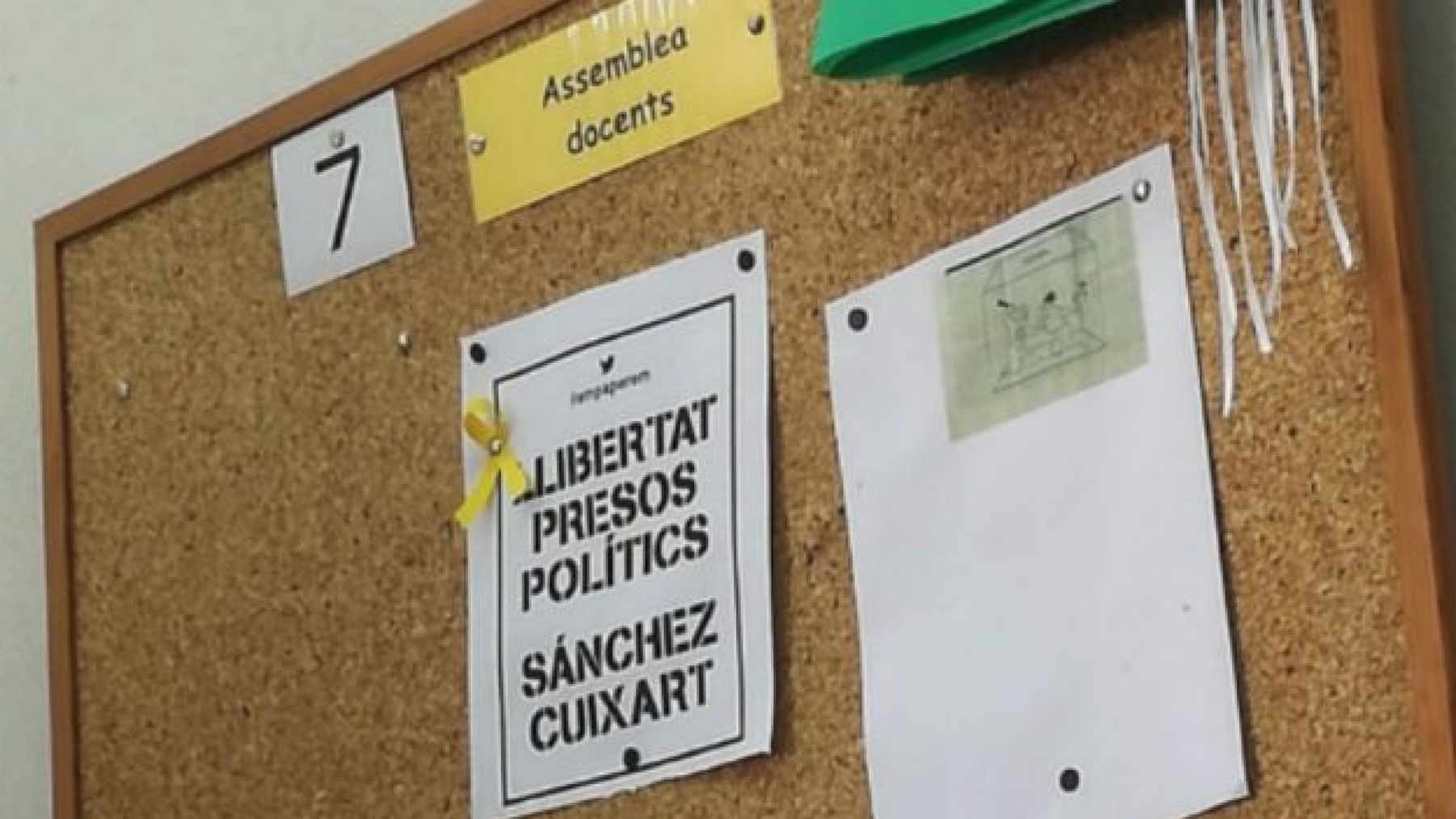 Cartel a favor de los golpistas catalanes en el tablón de anuncios de un colegio de Baleares.