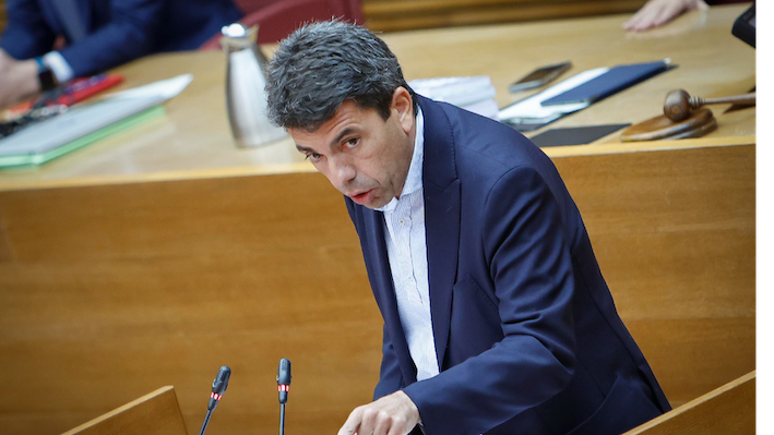 Mazón, en la tribuna de oradores de las Cortes Valencianas.