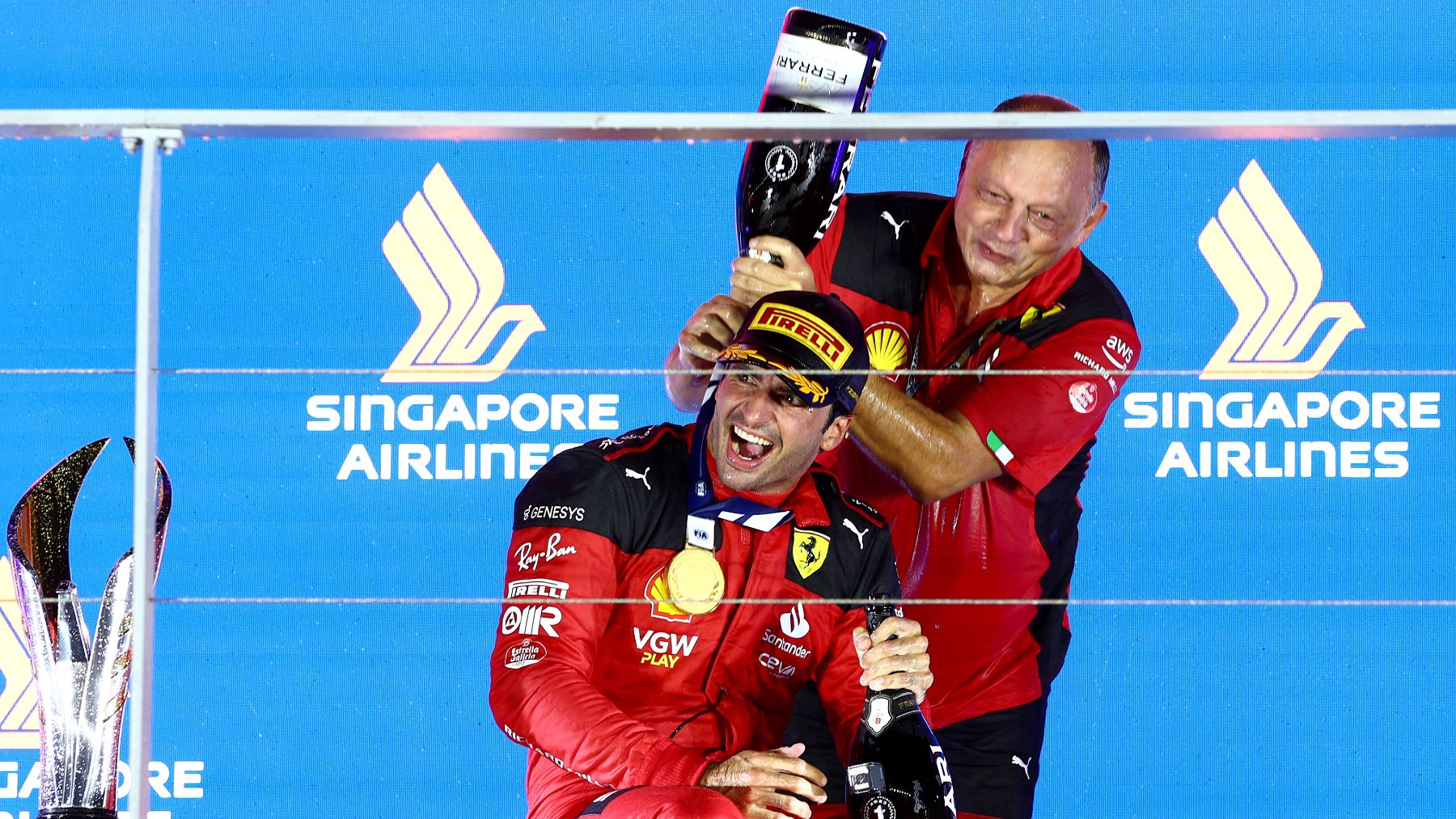 Carlos Sainz celebra su victoria en Singapur con Fred Vasseur. (Getty)