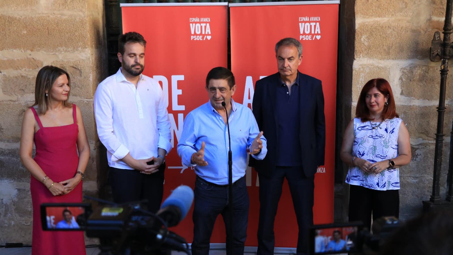 Reyes entre Serrano y Zapatero en julio. (Foto: PSOE)