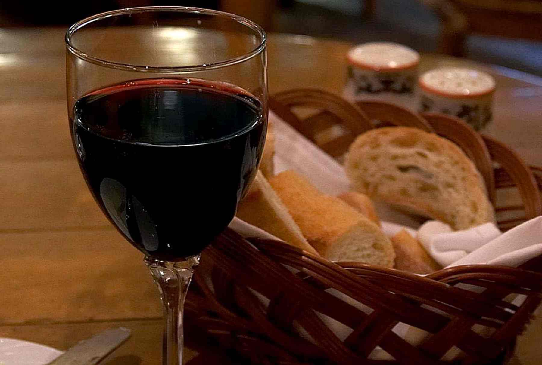 Бокал вина в ресторане. Ужин с вином. Бокал вина на столе в ресторане. Бокал с вином.
