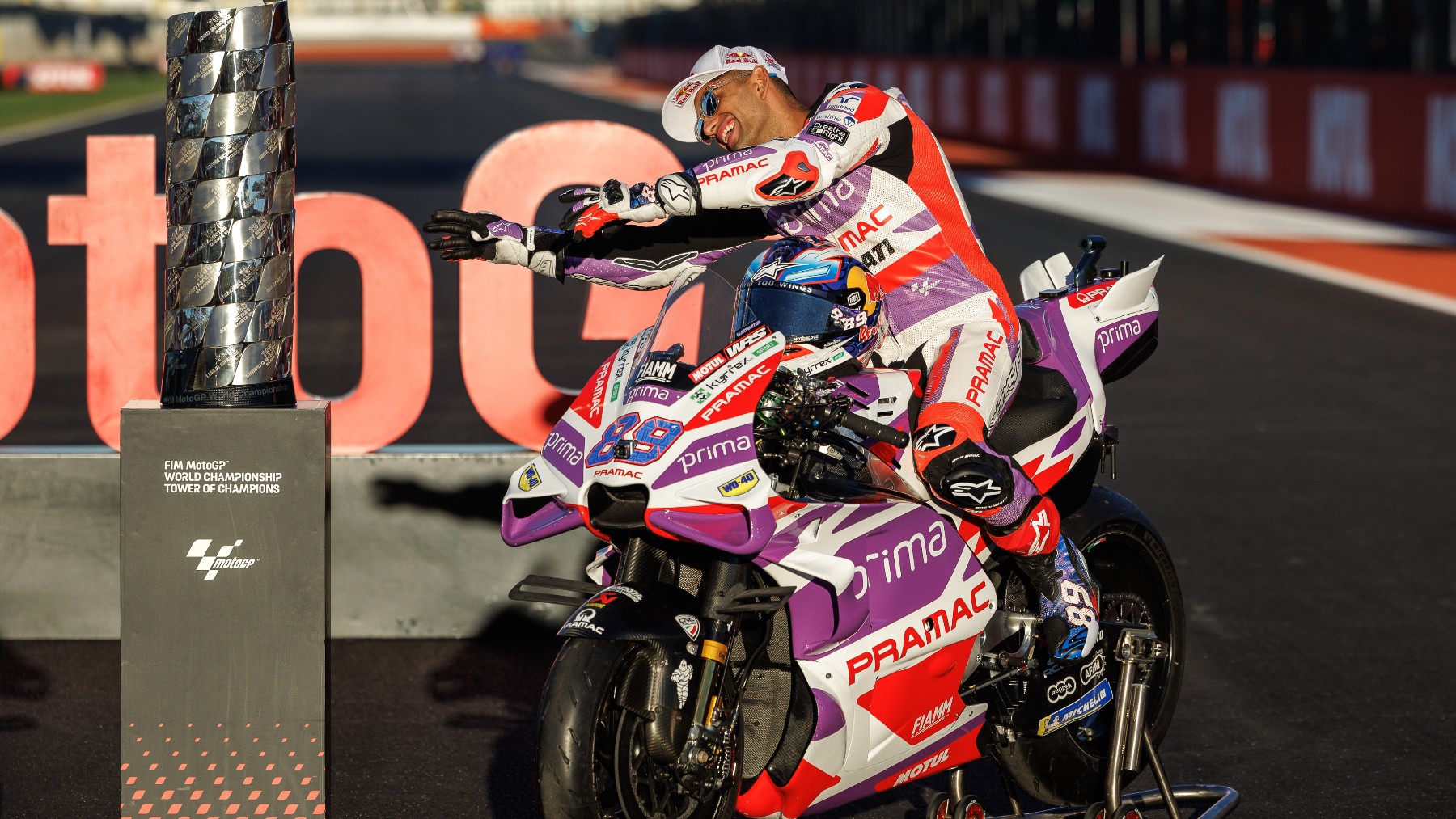 Jorge Martín posa en Cheste junto al título de campeón de MotoGP antes de la última carrera. (EFE)