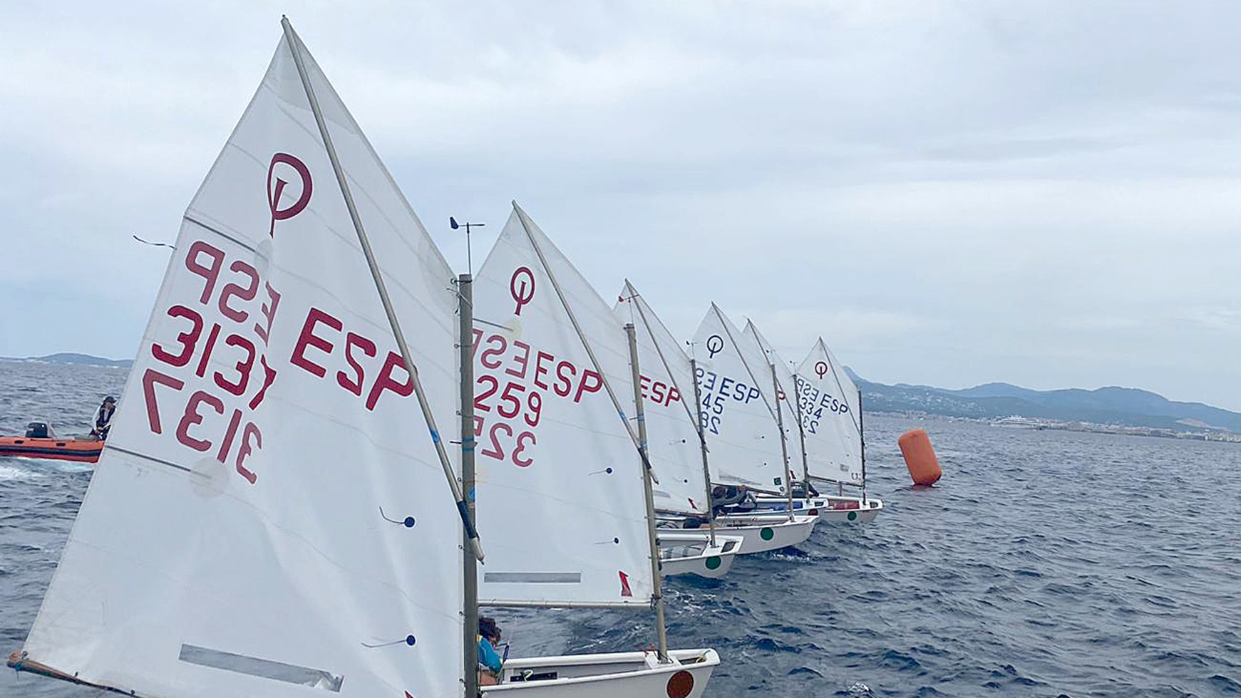 Optimist alineados para efectuar un salida