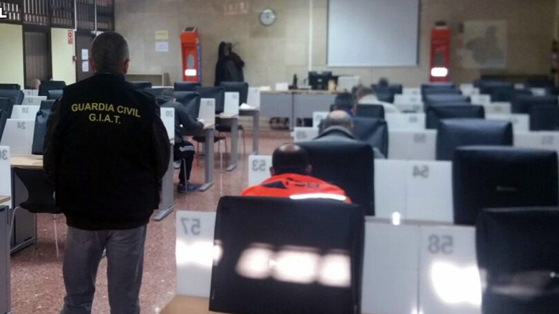 Guardia Civil de Tráfico vigilando los exámentes en Murcia.