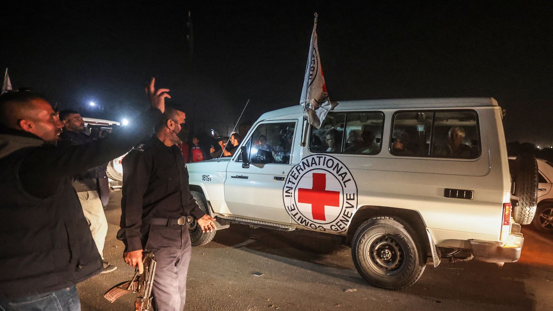 Un vehículo de la Cruz Roja con varios rehenes secuestrados por Hamás el día 7 de octubre, cruza la frontera con Gaza el 24 de noviembre (Foto: Europa Press).