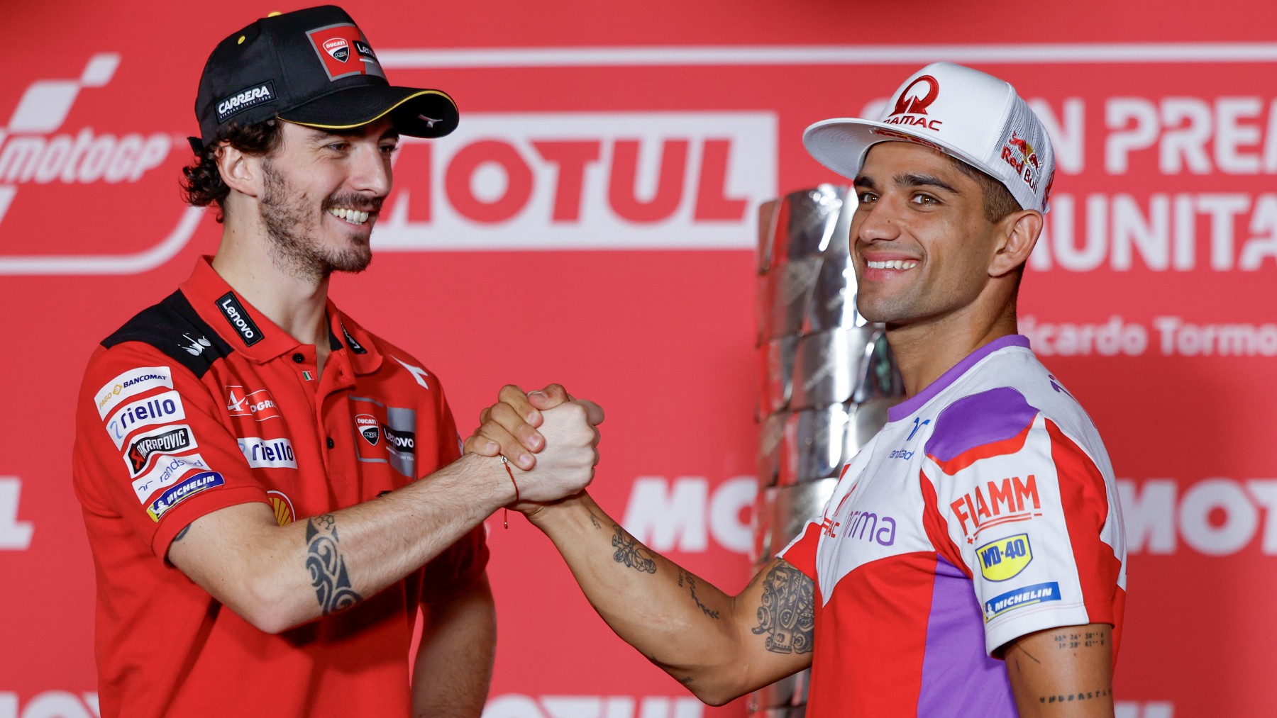 Pecco Bagnaia y Jorge Martín se saludan antes del GP de la Comunidad Valenciana de MotoGP. (EFE)