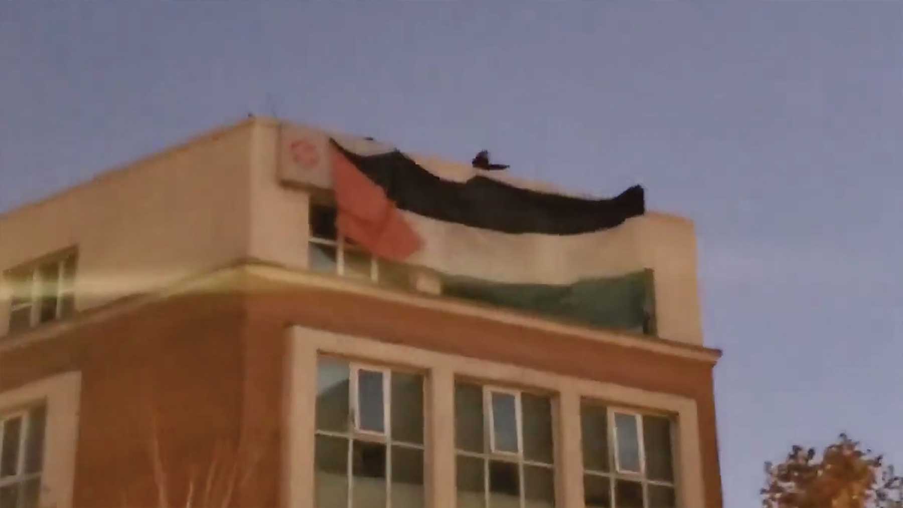 Despliegan una bandera palestina frente a la Embajada de Israel